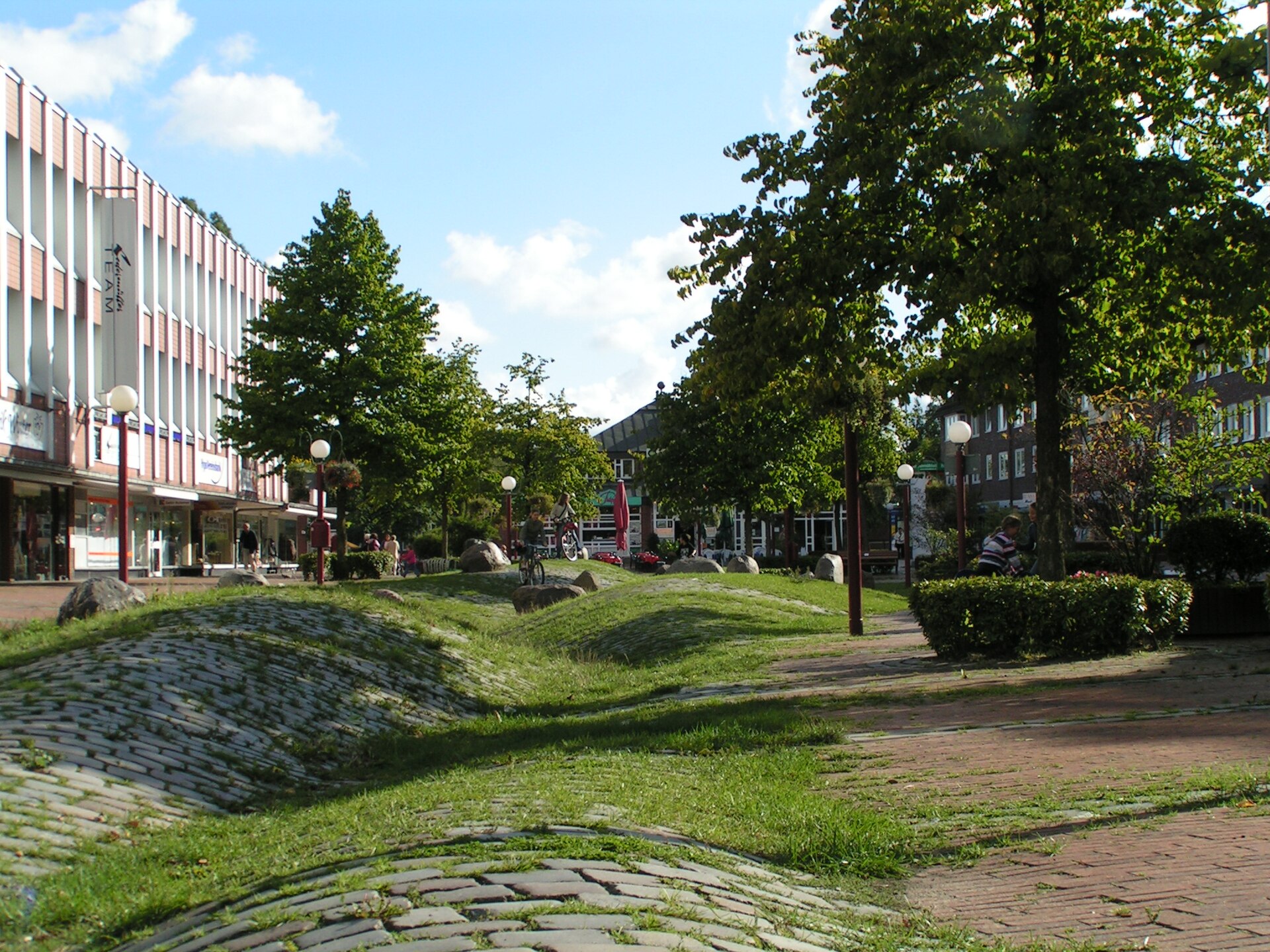Comercios y espacio peatonal verde en Niendorf-Markt, Hamburgo